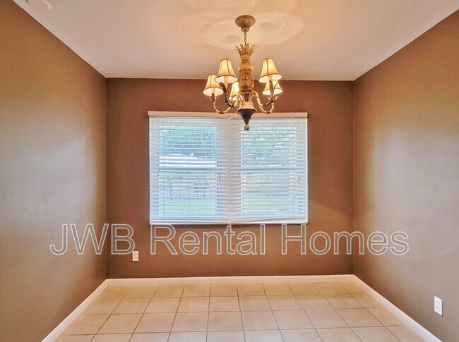 Photo - 1634 Lake Shore Blvd