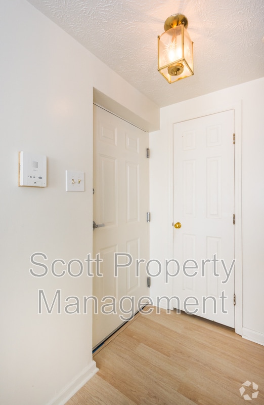 Building Photo - 903 Woodbridge Ct Unit D Rental