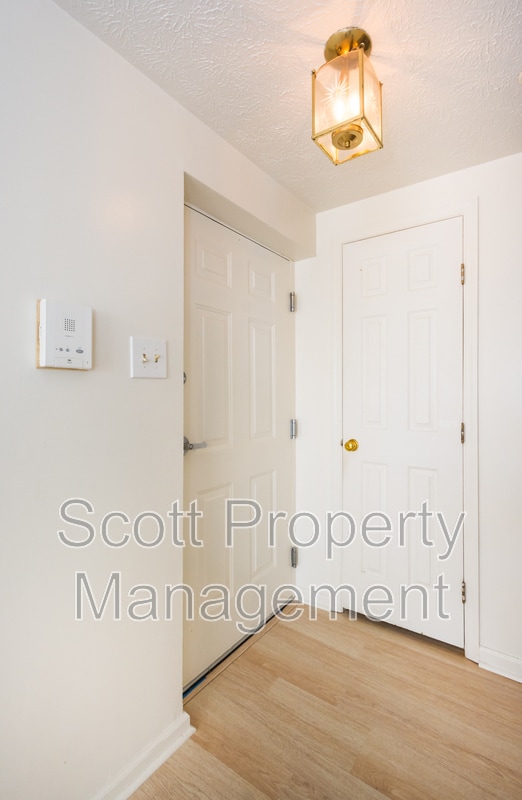 Building Photo - 903 Woodbridge Ct Unit D Rental