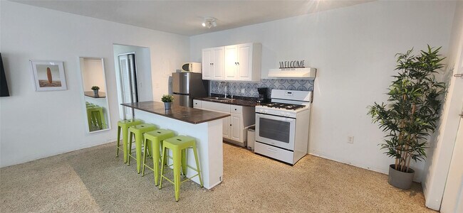 Photo - 7725 Harding Ave Unidad 4