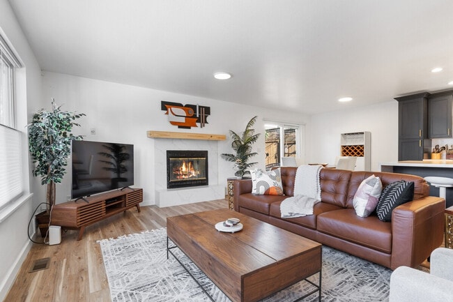 Building Photo - 705 24th Ave