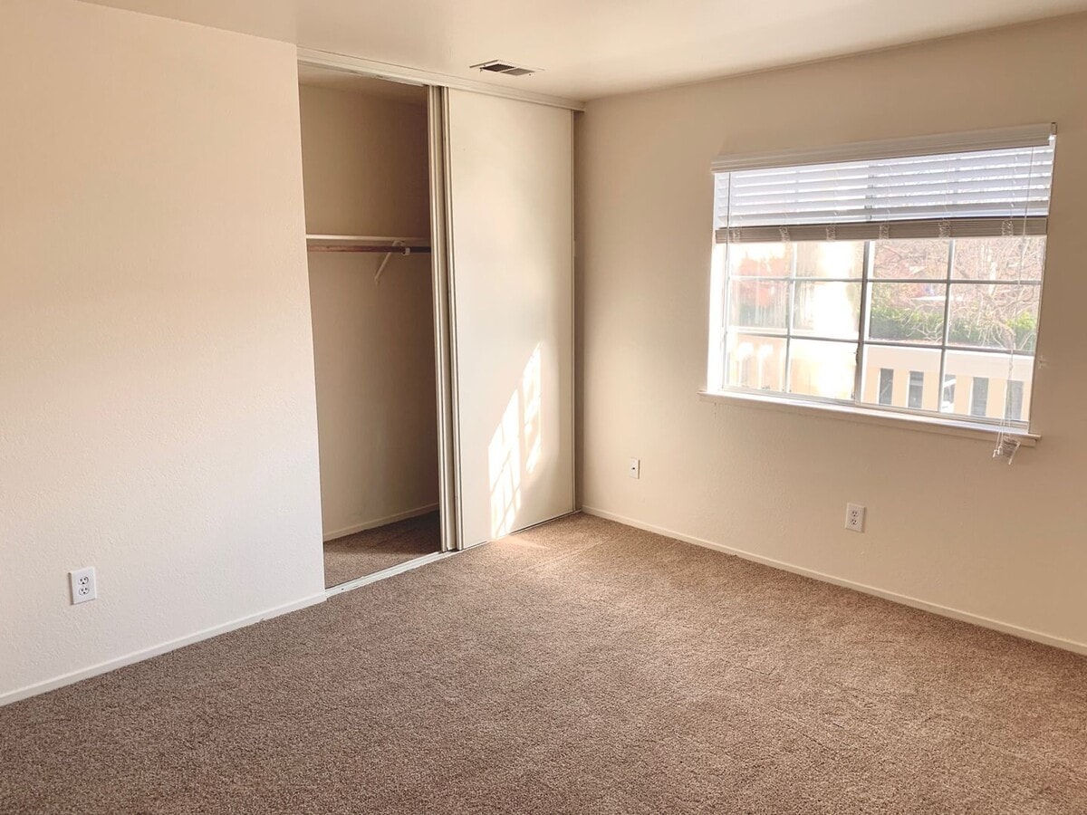 Photo - Beautiful Upstairs 2 Bedroom 2 Bath Unit Just Minutes from the Plaza!