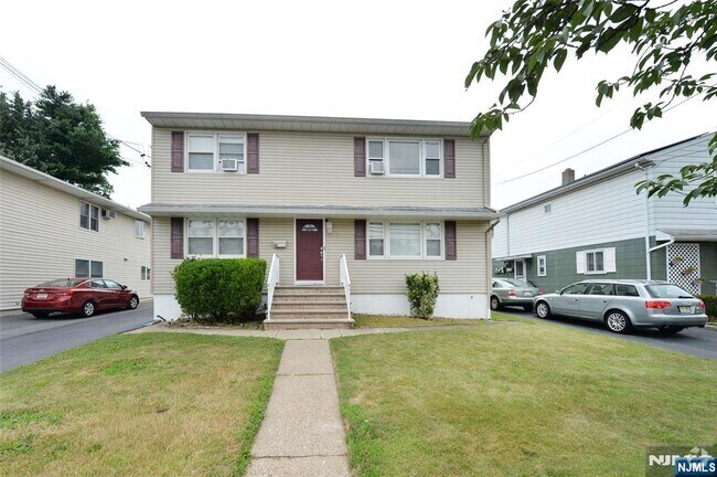 Building Photo - 128 Garibaldi Ave Rental