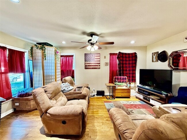 Photo - 701 W Mulberry St