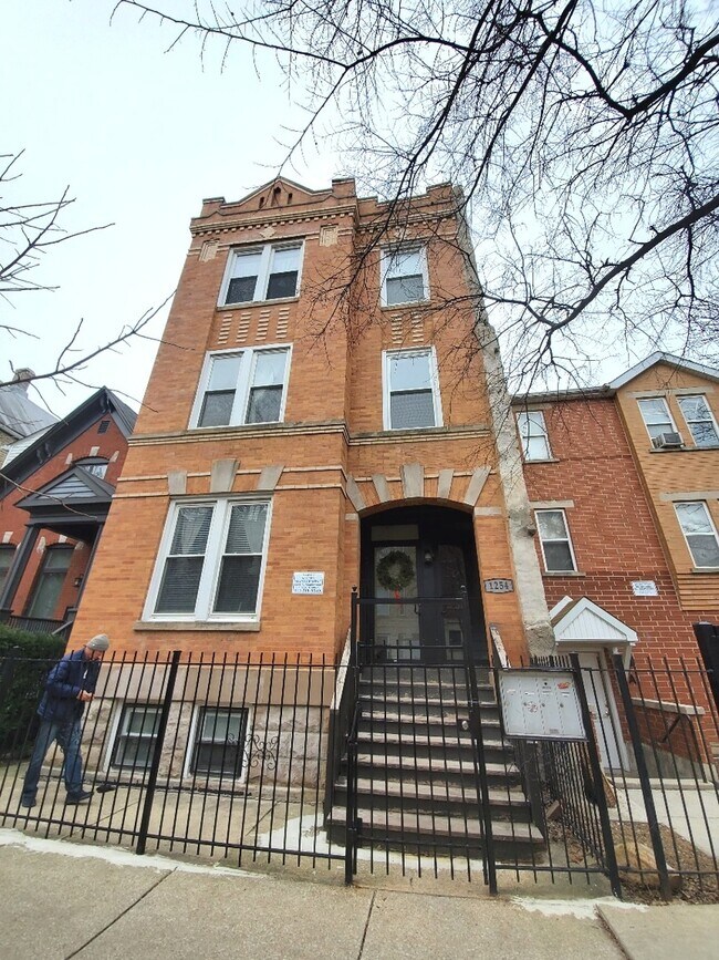 Photo - 1254 N Maplewood Ave Unit 2