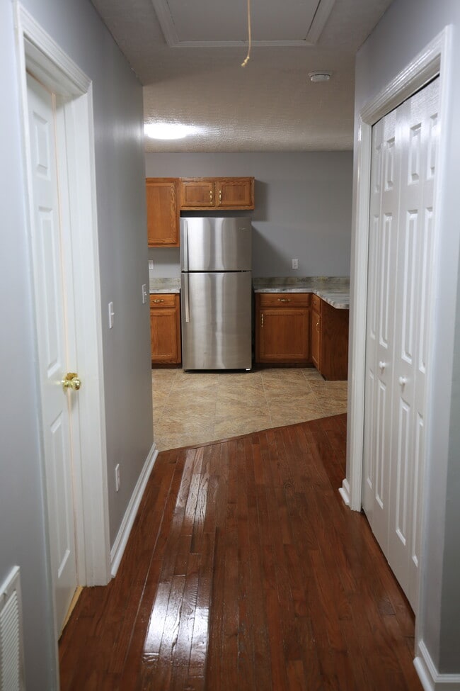 Pasillo con vista a la cocina - 409 Filter Plant Rd Unidad B