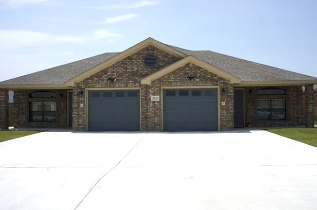Building Photo - 2 bedroom 2 bath close to Clear Creek 8/12 move in date