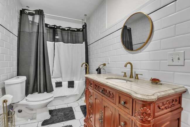 Room 3 Privet Full Bathroom - 51 E 4th St Unit Room 3 In A Shared House