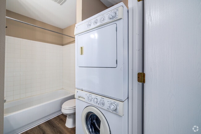 2BR, 2BA - 925SF - Laundry