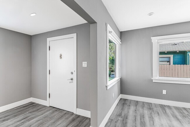 Photo - 2914 E 5th St Unidad 2914