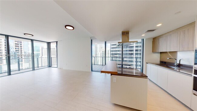 Building Photo - 1000 Brickell Plz