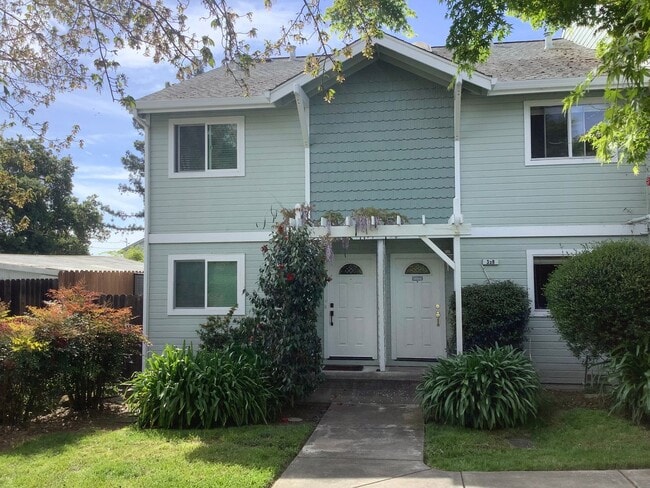 Building Photo - Updated 2 bedroom, 2 1/2 bathroom townhouse in downtown Sebastopol