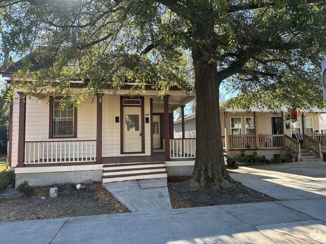 Building Photo - 416 Red Cross St Unit 416 Red Cross - Front Rental