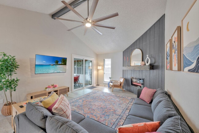 Building Photo - 11906 Blueridge Mountains Dr Unit ID1268419P