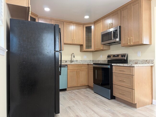 Building Photo - 545 Northlake Dr Unit 4