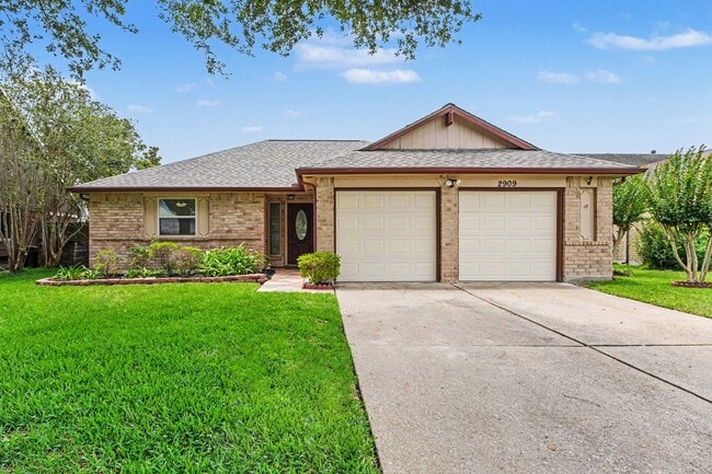 Building Photo - 2909 Forest Hills Dr