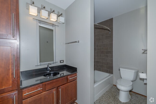 1BR, 1BA - 982SF - Bathroom