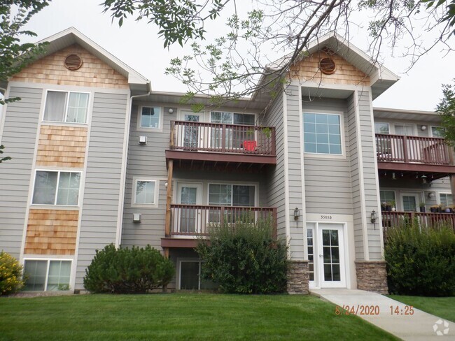 Building Photo - Adorable 2 Bedroom Apartment