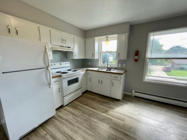 Building Photo - Amazing 2 Bed/1 Bath upstairs apartment in... Unit 6