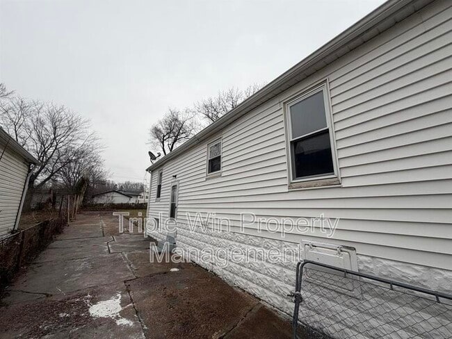 Photo - 2527 Switzer Ave