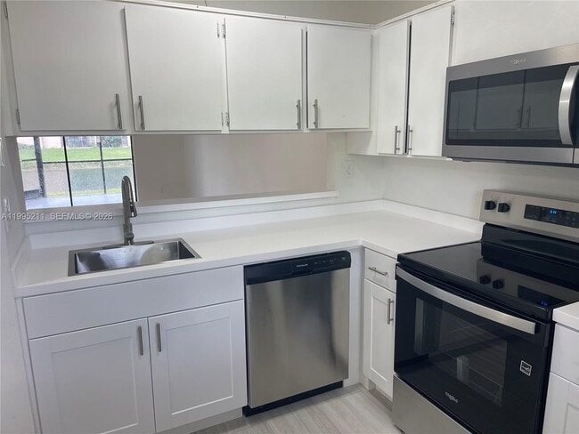 Building Photo - 3199 Foxcroft Rd Unit 110