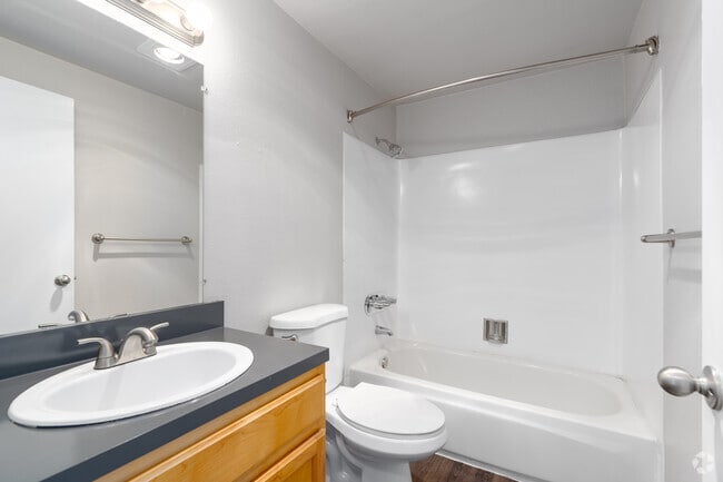 1BR, 1BA - 640SF - Bathroom