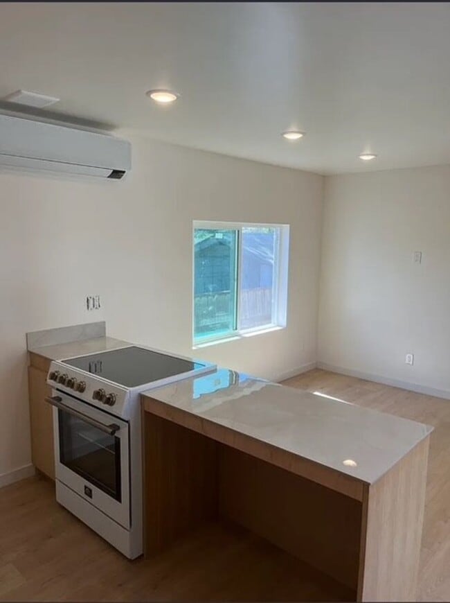 Photo - Modern 4 bed home Centrally located