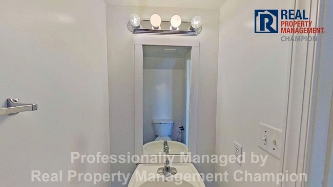 Photo - 2 BD/1.5 BA Townhome with Convenient Jacksonville Location