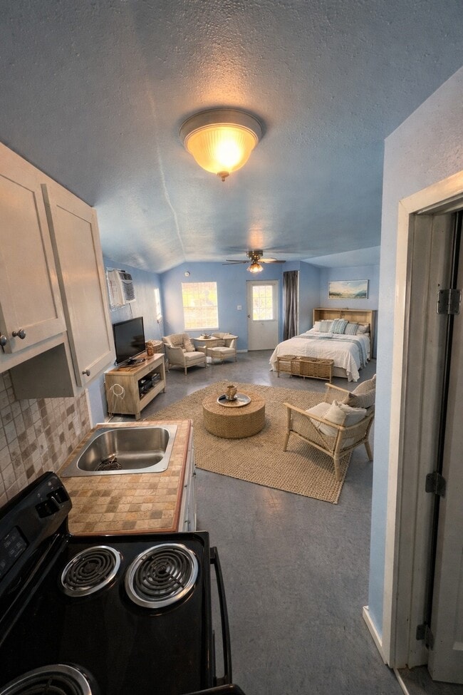 Building Photo - 323 17th St