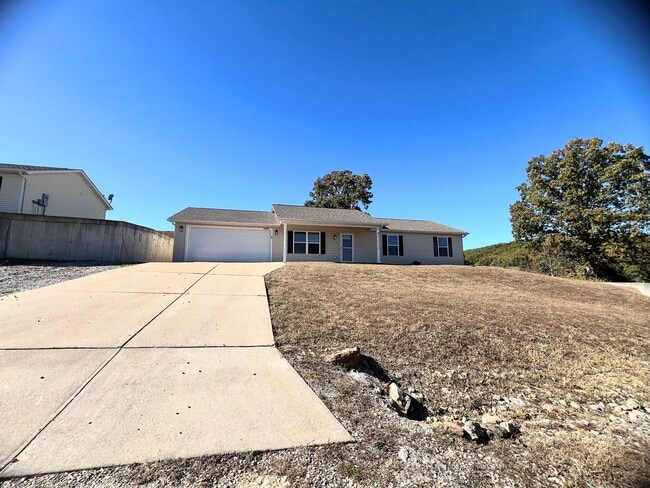Building Photo - Newly Renovated Fenced Home Close to FLW!