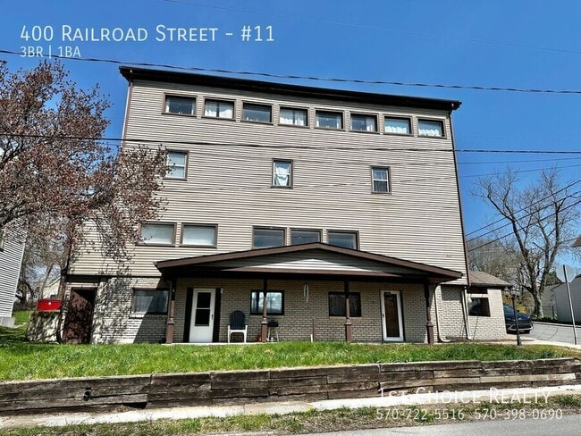 Building Photo - 400 Railroad St Unit #11