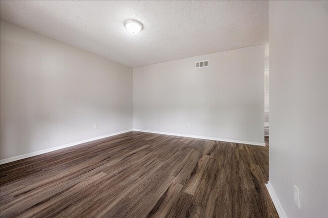Welcome to Holmes Pointe Apartments!