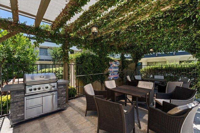 Gateway Tarzana Apartments