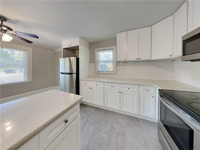Photo - 2875 3rd Ave SW