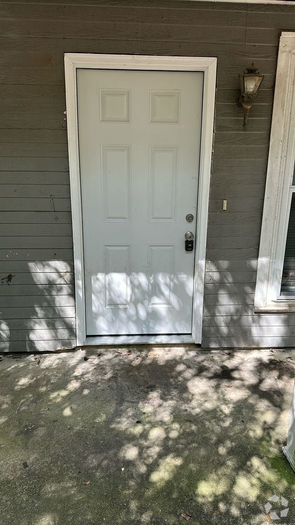 Building Photo - Available Now! Rental