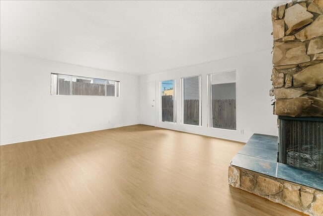 Building Photo - 517 Ximeno Ave Unit 02