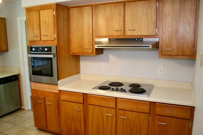 Photo - Lansdowne home with easy access to Nicholasville Rd 260602