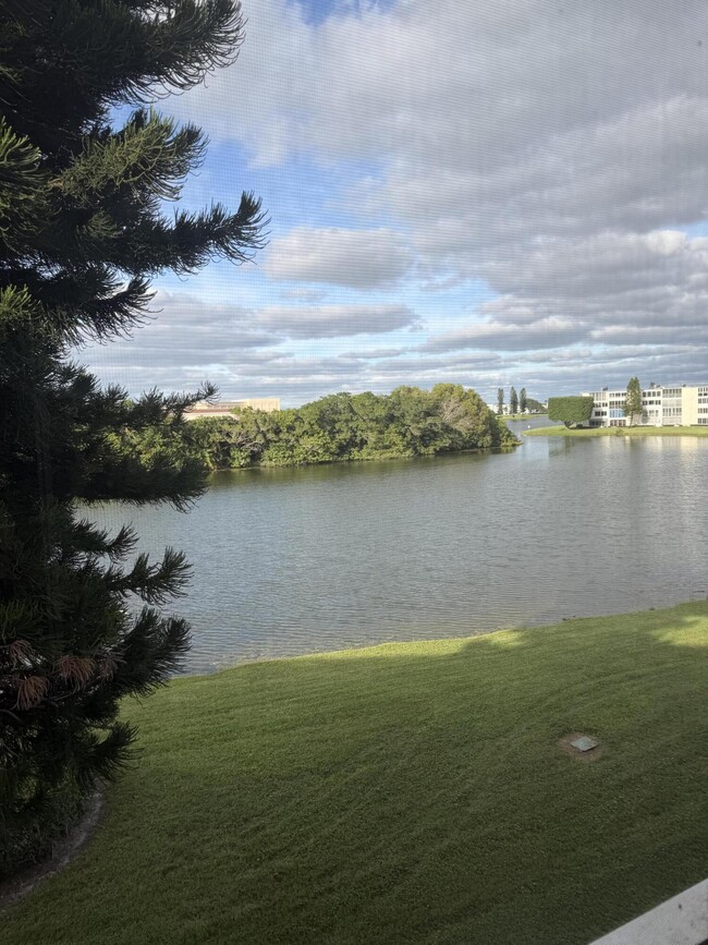 Building Photo - 3062 Ainslie Dr