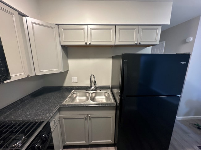 Photo - 530 N Union St Apartamento