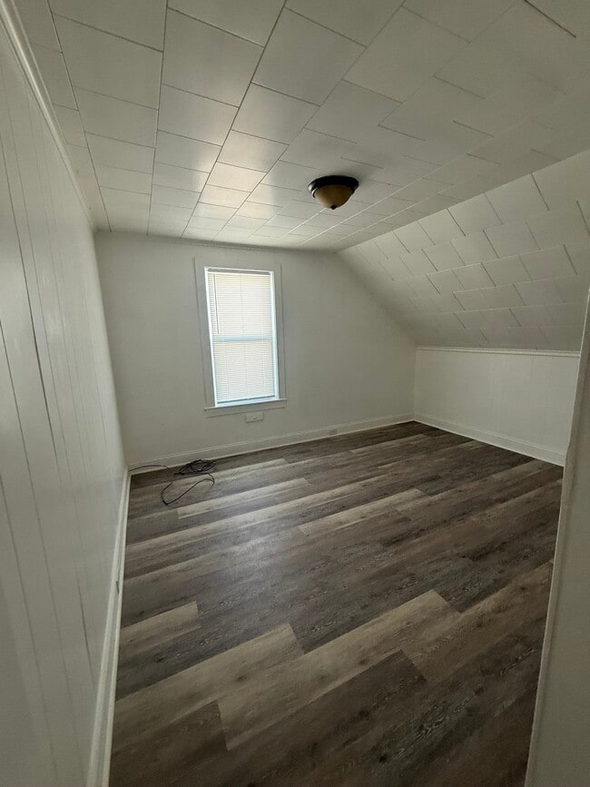 room 2 - 236 Mason St Unit Third floor