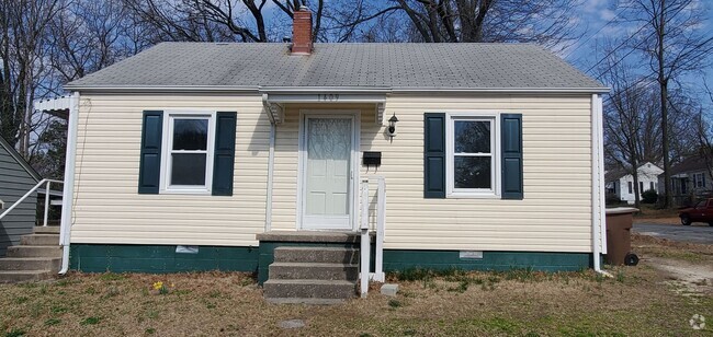 Building Photo - 2 Bedroom House