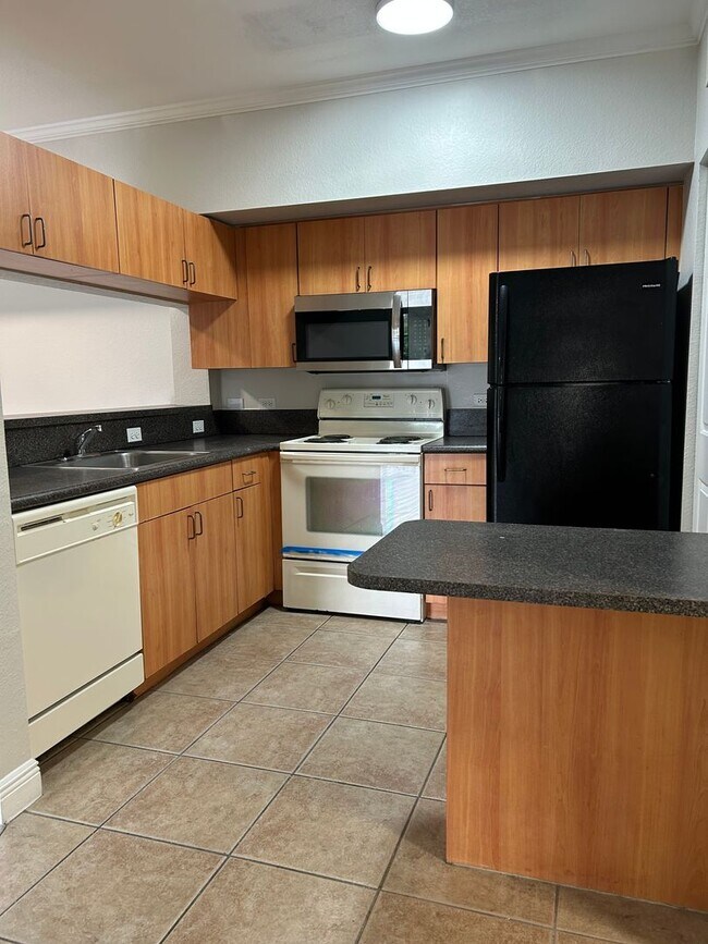 Photo - !! VERY LARGE 2x2 BEDROOM APARTMENT !! Up ... Unit 10166-C2 - Bostonian