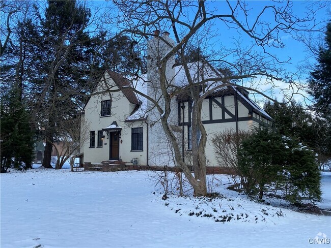 Building Photo - 453 Main St Rental