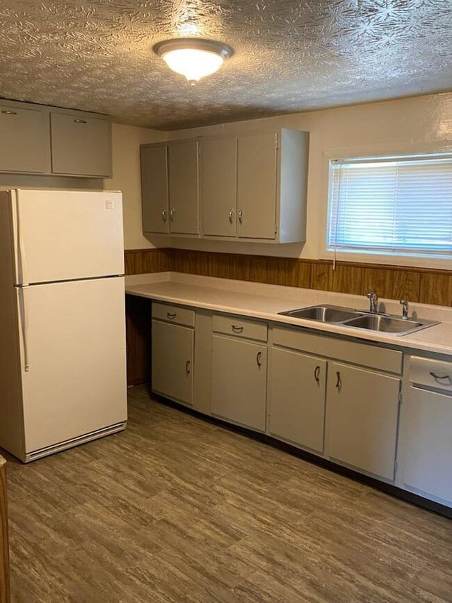 13 1/2 W Center St