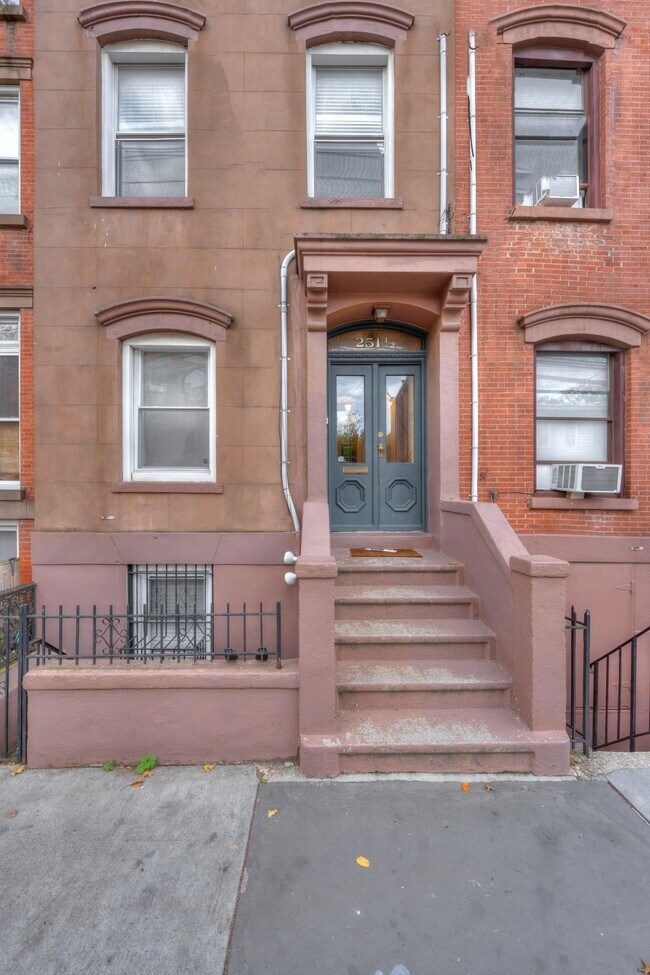 Photo - 251.5 York St