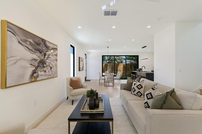 Photo - 2705 Francisco St