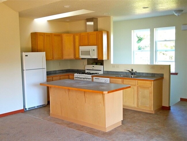 Kitchen:Island with room for stools, Skylight & window Fridge, Range, Dishwasher, Microwave - 6924 SE 108th Ave Unit LOFT Bike Run Paradise