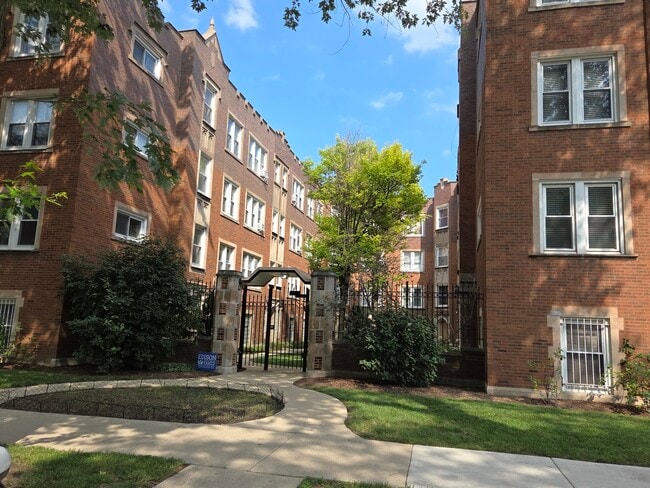 Building Photo - 4425 N Lawndale Ave Unit 1B Rental