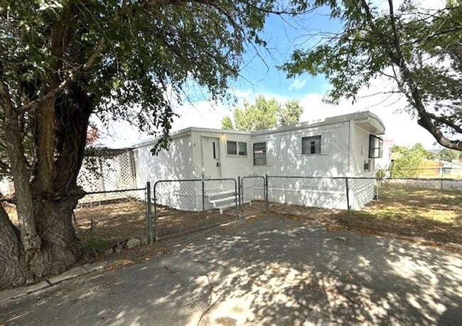 Building Photo - 2 bedroom manufactured home in Elko with a...