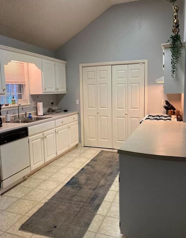 Photo - 2 Bedroom 2 Bath Located 1 Mile From Campus!!